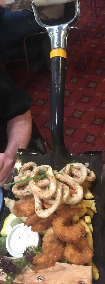potret makanan disajikan di atas sekop (reddit.com/user/MisirterE)
