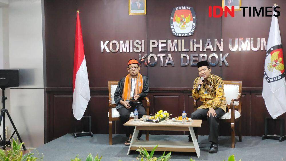 Ketua KPUD KOta Depok, Nana Sobarna (kanan) menerima kedatangan DPD PKS Kota Depok mendaftarkan 50 bacaleg di kantor KPUD Kota Depok. (IDNTimes/Dicky)