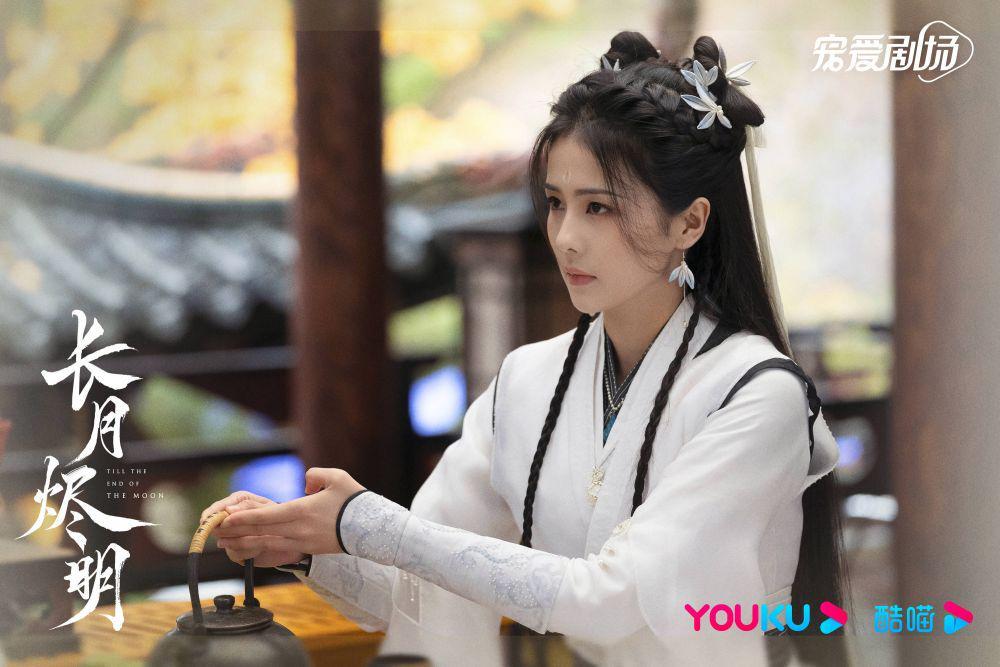 Li Susu sedang menyajikan teh untuk Cang Jiumin di Cdrama Till The End of The Moon (dok. Youku/Till The End of The Moon)