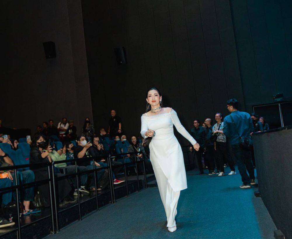 pesona Hesti Purwadinata di gala premiere Hello Ghost (instagram.com/hestipurwadinata)