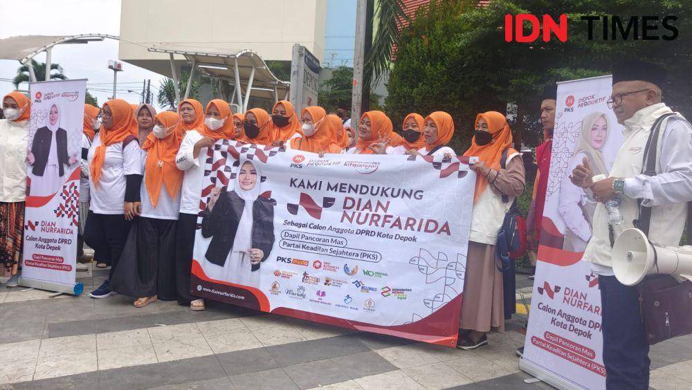 Kader PKS Kota Depok memberikan dukungan kepada Bacaleg yang mendaftarkan diri di KPUD Kota Depok, Jalan Raya Margonda, Kecamatan Beji, Kota Depok. (IDNTimes/Dicky)