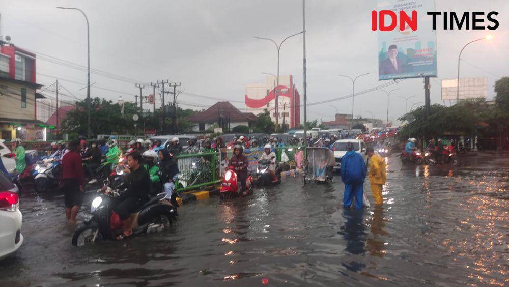 Sejumlah pengendara berusaha melintas banjir di Jalan Arif Rahman Hakim, Kecamatan Pancoran Mas, Kota Depok. (IDNTimes/Dicky)