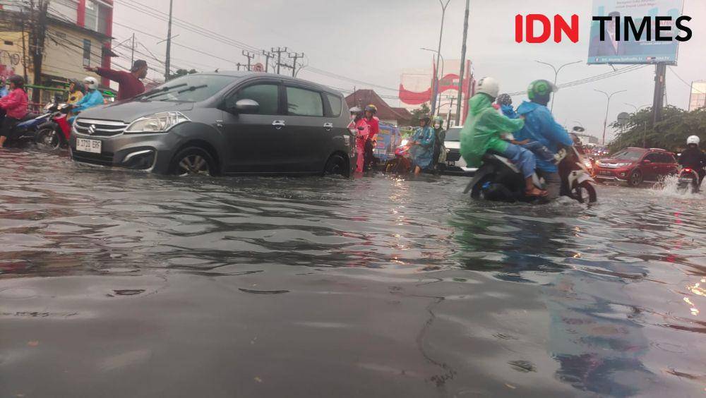 Banjir yang terjadi di Fly Over Arif Rahman Hakim, Kecamatan Beji, Kota Depok. (IDNTimes/Dicky)