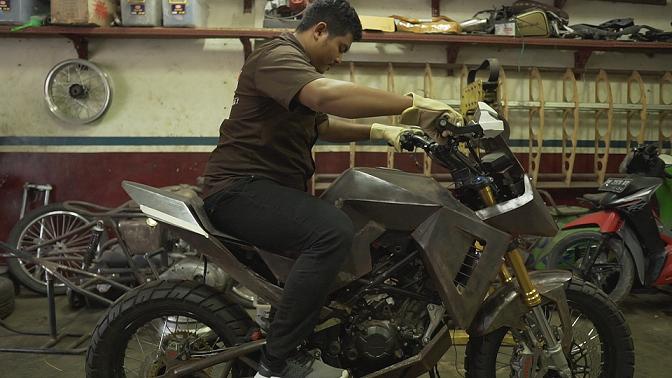 Peserta Honda Dream Ride Jonny Frassaner dan Fikri Alhudari sedang melakukan proses modifikasi CB150X pada ajang Honda Dream Ride (HDR) 2022. (Dok. IDN Times)