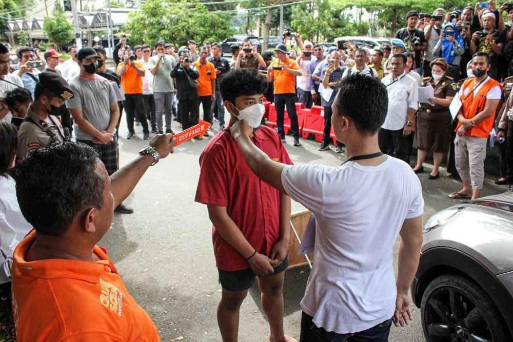 Rekonstruksi kasus penganiayaan Aditya Hasibuan terhadap KA dilakukan di Mapolda Sumut, Senin (8/5/2023). (ANTARA FOTO/Yudi)