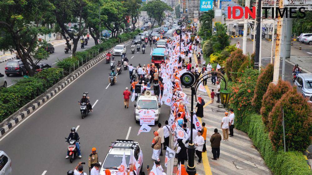 Kader dan simpatisan PKS Kota Depok melakukan flashmob di Jalan Raya Margonda, Kecamatan Beji, Kota Depok. (IDNTimes/Dicky)