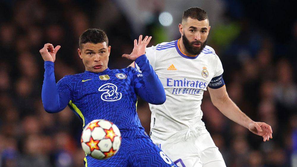 Perebutan bola Thiago Silva dan Karim Benzema saat Real Madrid bersua Chelsea di semifinal Liga Champions 2020/2021. (uefa.com)