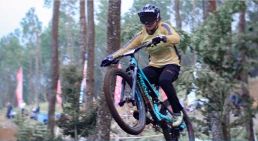 Dara Latifah atlet sepeda Sumut (instagram/unimedofficial)