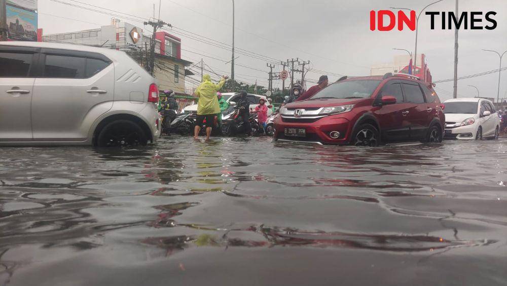 Banjir yang terjadi di Fly Over Arif Rahman Hakim, Kecamatan Beji, Kota Depok. (IDNTimes/Dicky)