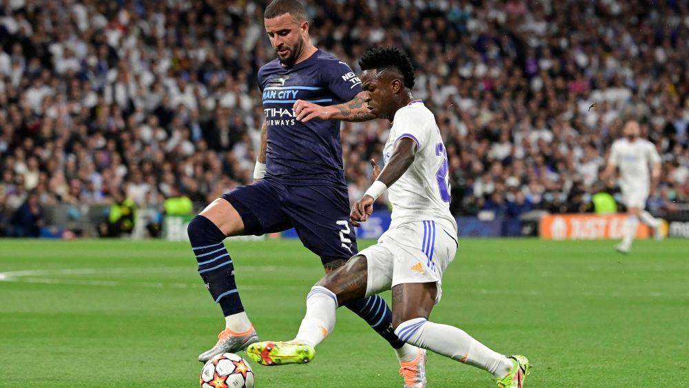 Perebutan bola antara Vinicius Junior dan Kyle Walker saat Real Madrid menghadapi Chelsea di semifinal Liga Champions 2021/2022. (uefa.com)