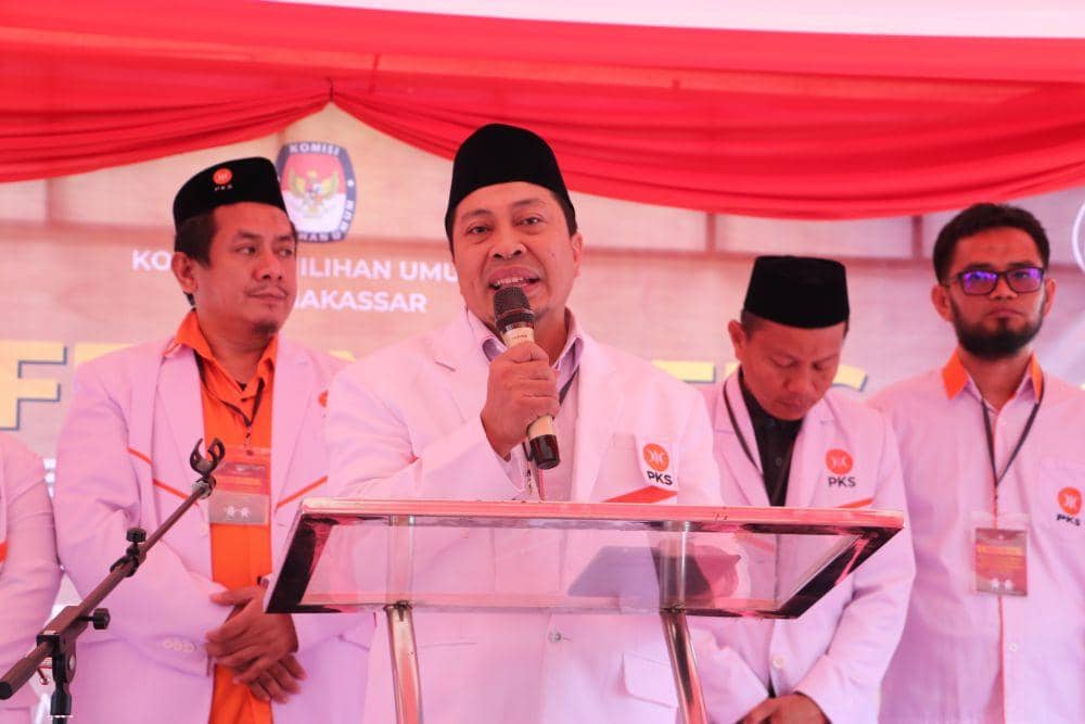 Ketua DPD PKS Makassar, Anwar Faruq, saat mendatangi kantor KPU Makassar untuk mendaftarkan bacaleg, Senin (8/5/2023). Dok. KPU Makassar