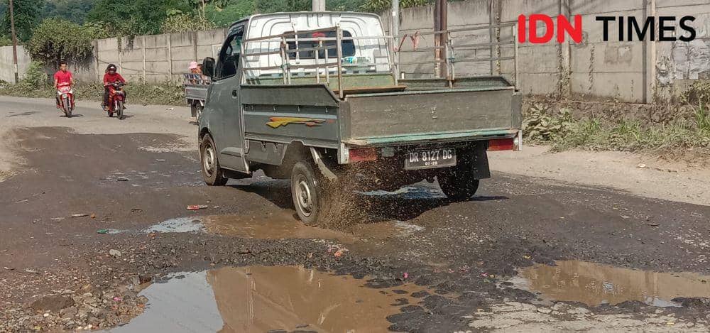 Kendaraan melewati jalan rusakenuju Pelabuhan Gili Mas Lombok Barat. (IDN Times/Muhammad Nasir)