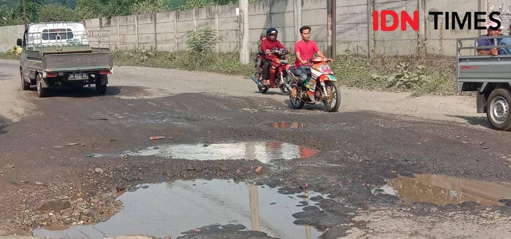 Akses Jalan Pintu Masuk NTB di Pelabuhan Gili Mas Lombok Rusak Parah