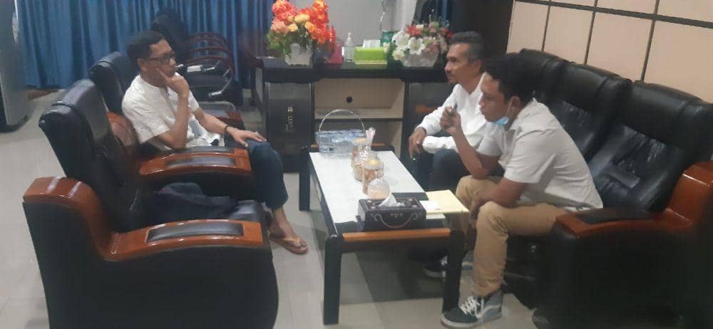 Kepala Ombudsman RI Perwakilan NTB Dwi Sudarsono saat melakukan klarifikasi ke General Manager PT ASDP Pelabuhan Kayangan. (dok. Ombudsman NTB)