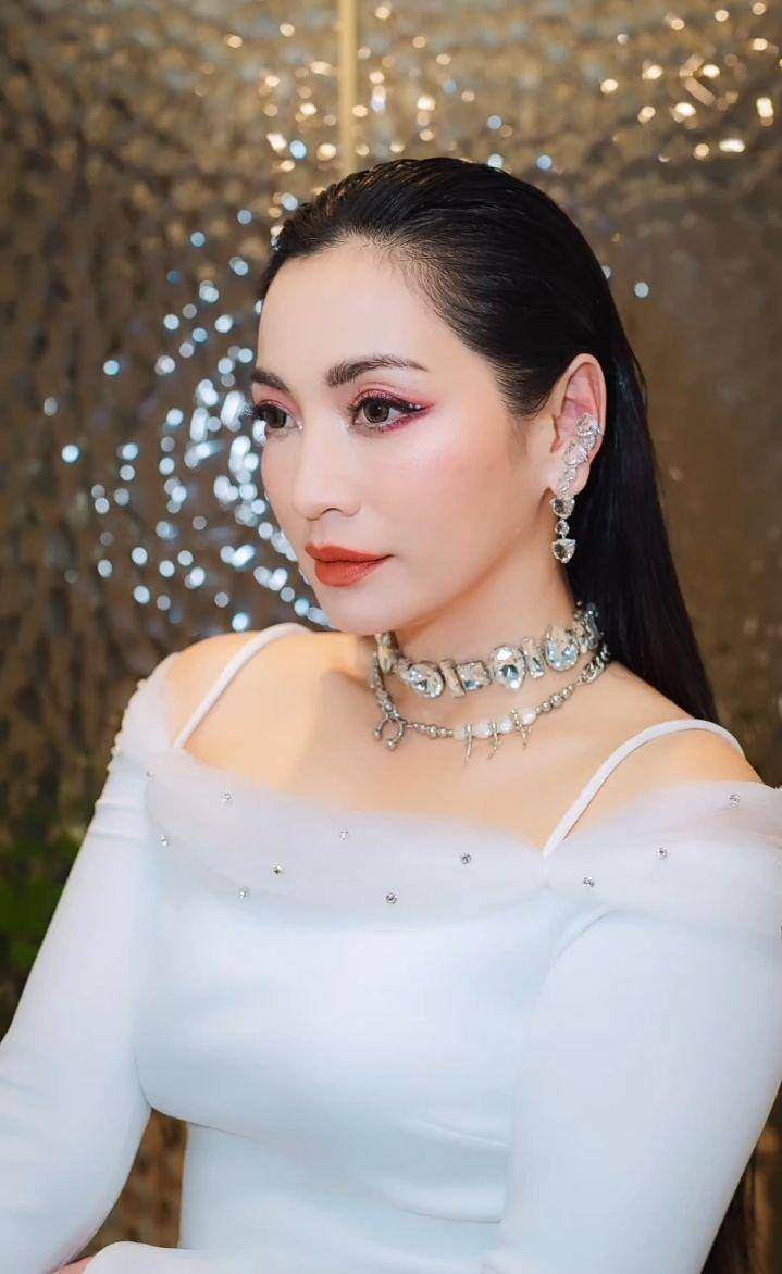 pesona Hesti Purwadinata (instagram.com/hestipurwadinata)