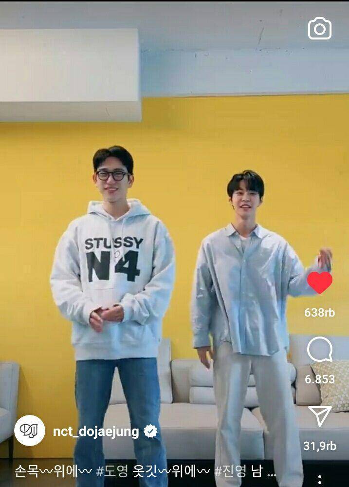 tangkapan layar Doyoung NCT Do Jae-Jung bersama  Jinyoung GOT7 untuk Perfume Challenge (instagram.com/nct_dojaejung)