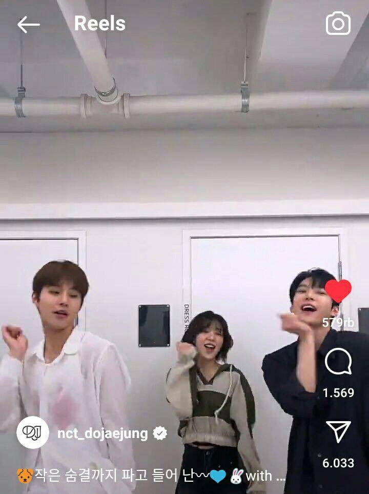 tangkapan layar Jungwoo dan Doyoung NCT DOJAEJUNG bersama Wendy Red Velvet untuk Perfume Challenge (instagram.com/nct_dojaejung)