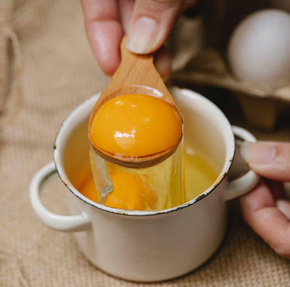ilustrasi memisahkan kuning telur (pexels.com/klaus-nielsen)