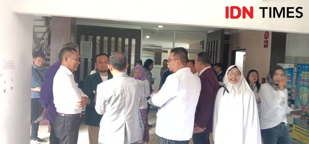 Perwakilan enam organisasi profesi kesehatan saat hearing ke Wakil Gubernur NTB Sitti Rohmi Djalilah, Senin (8/5/2023). (IDN Times/Muhammad Nasir)