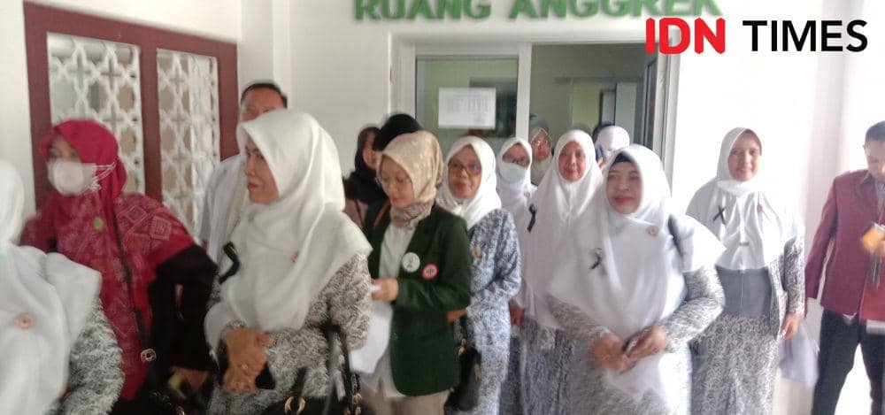 Hearing perwakilan organisasi profesi kesehatan ke Wagub NTB Sitti Rohmi Djalilah, Senin (8/5/2023). (IDN Times/Muhammad Nasir)