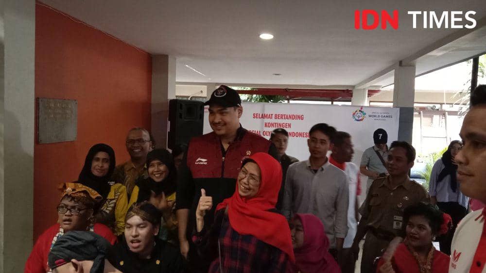 Menpora Dito Ariotedjo saat berfoto bersama emak-emak di gedung yayasan YPAC Kota Semarang. (IDN Times/Fariz Fardianto)