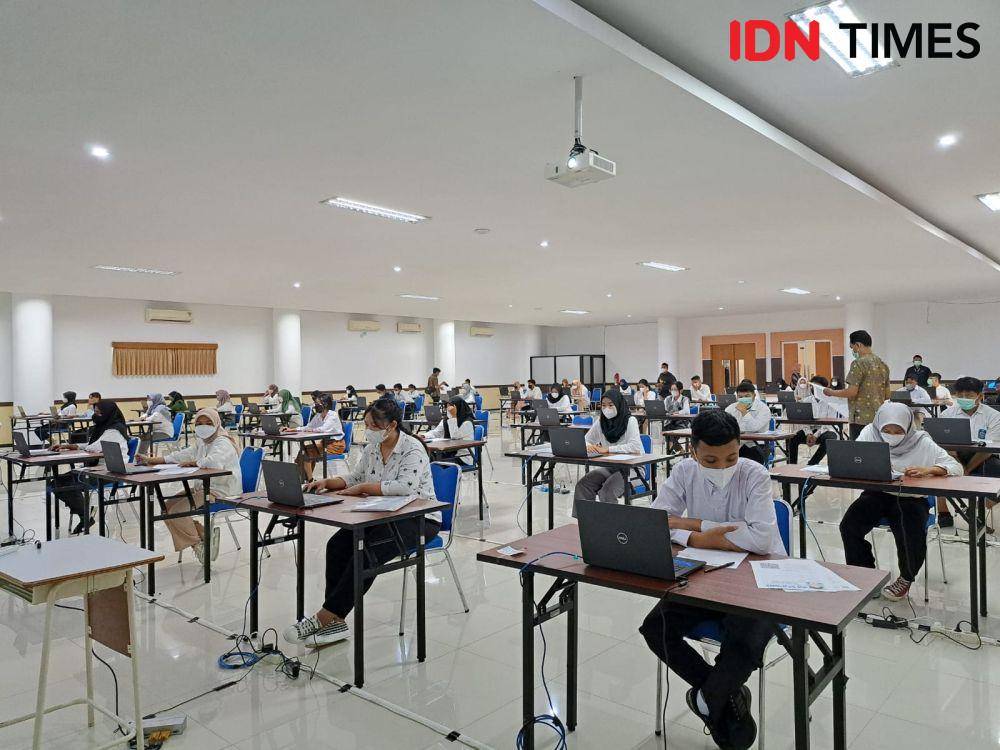 Suasana para peserta di ruangan sebelum pelaksanaan UTBK 2023 di Unair, Senin (8/5/2023). (IDN Times/Khusnul Hasana).