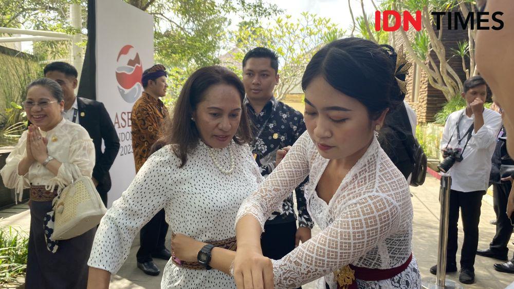 Wakil Menteri Sosial dan Inklusi, Timor Leste Signi Chandrawati Verdial dalam acara cultural visit di Garda Wisnu Kencana Cultural Park. (IDN Times/Amir Faisol)