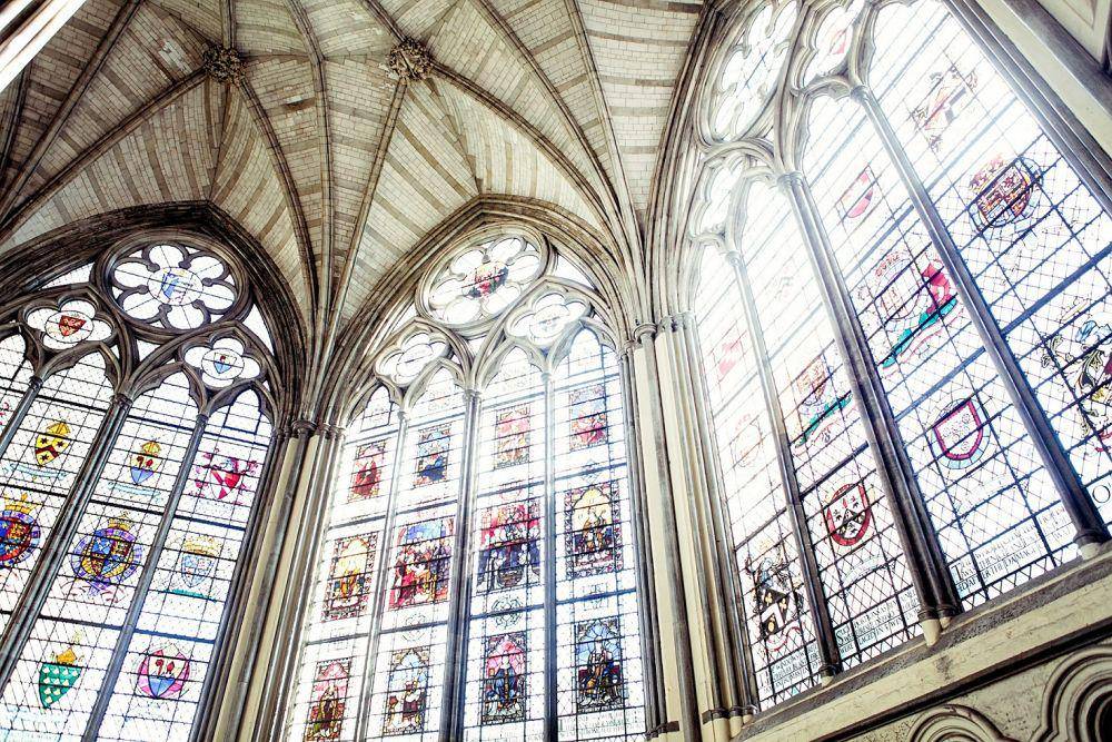 potret salah satu sudut Gereja Westminster Abbey dengan ornamen kaca patri besarnya (unsplash.com/Jenny Marvin)