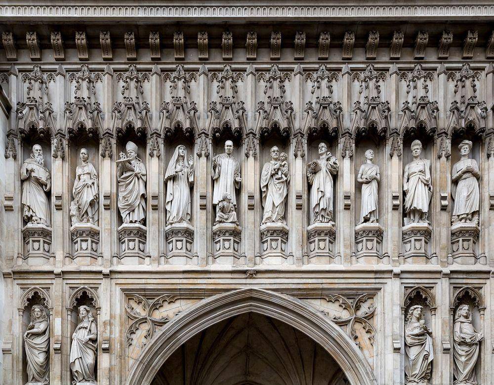 potret patung di atas pintu gerbang (portal) barat Gereja Westminster Abbey (commons.wikimedia.org/ CEphoto, Uwe Aranas)