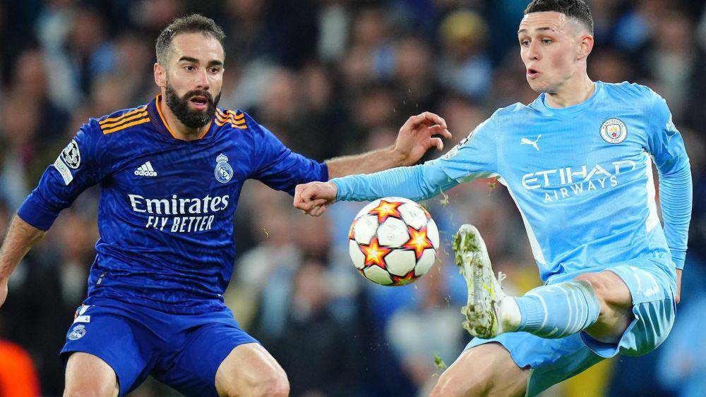 Phil Foden mencoba melewati adangan Daniel Carvajal saat Manchester City bersua Real Madrid di semifinal Liga Champions 2021/2022. (uefa.com)