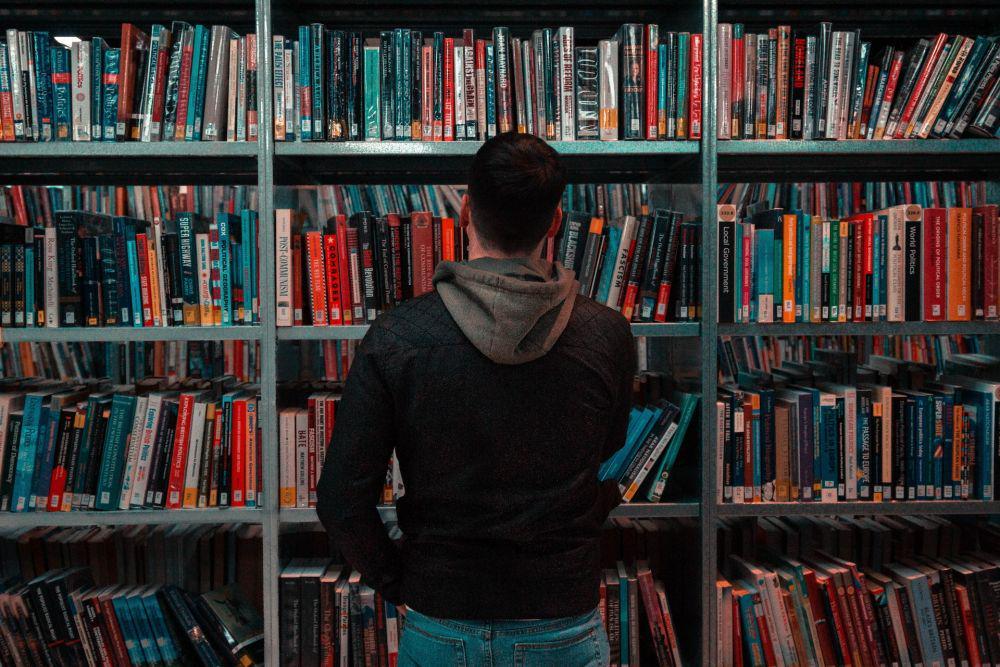 ilustrasi mencari buku (unsplash.com/matthew Feeney)