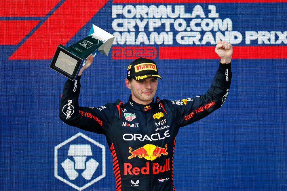 Max Verstappen mengangkat trofi usai GP Miami 2023. (formula1.com)