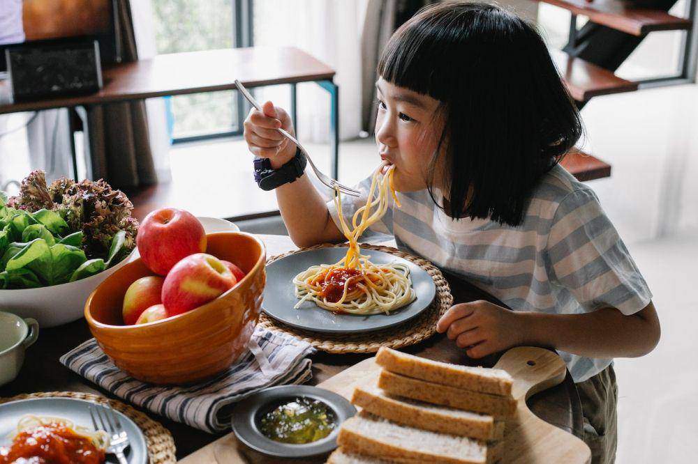 ilustrasi makan makanan sehat (pexels.com/Alex Green)