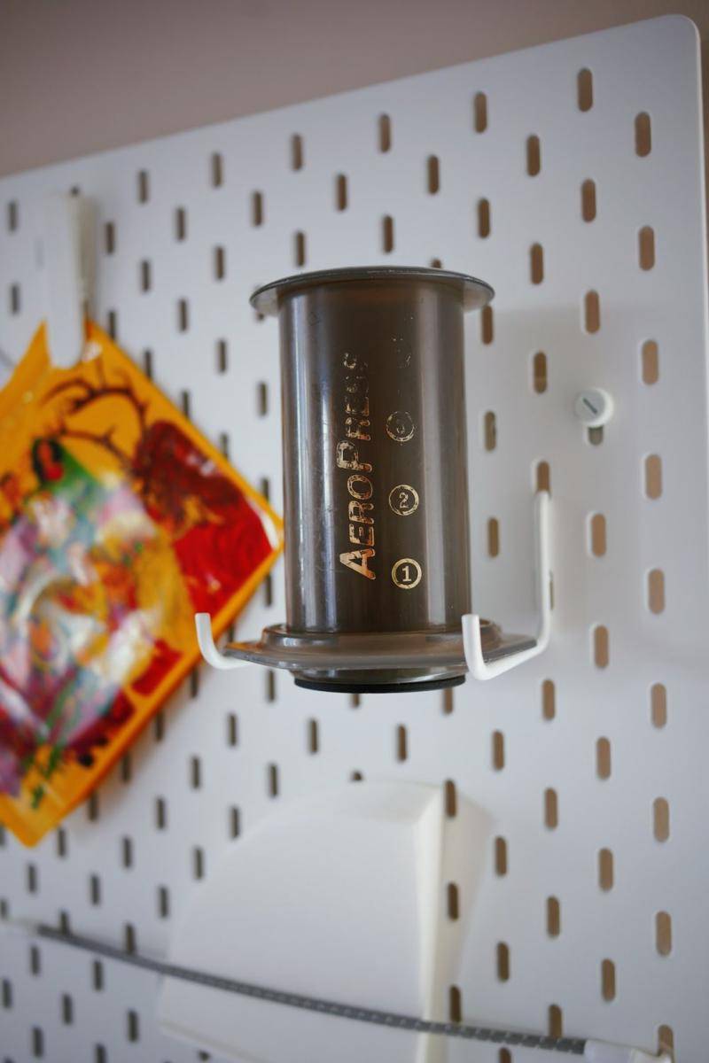 Ilustrasi Aeropress yang digantung (pexels.com/Cihan Yüce)