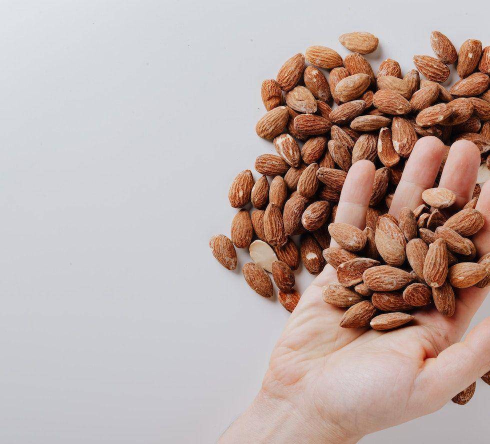 ilustrasi orang memegang kacang almond (pexels.com/Karolina Grabowska)