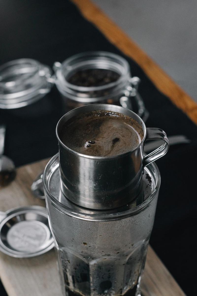 ilustrasi kopi yang menetes dari phin filter (pexels.com/Mikhail Nilov)
