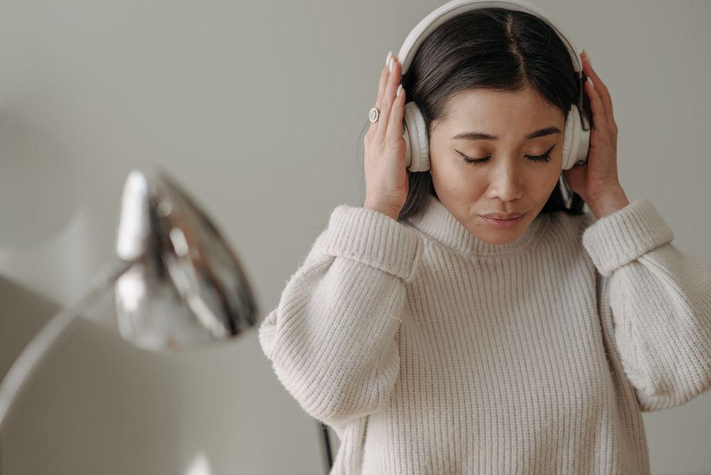 5 Alasan Lagu Galau Tidak Perlu Didengar saat Patah Hati