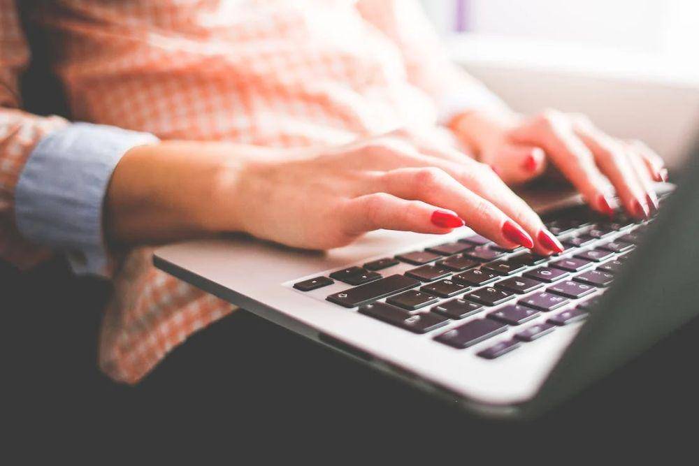 ilustrasi seseorang yang memesan hotel secara online (pexels.com/Pixabay)