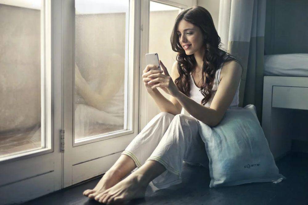 ilustrasi seseorang yang memesan hotel secara online (pexels.com/Andrea Piacquadio)