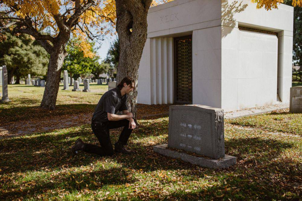 ilustrasi menatap makam orang terkasih (pexels.com/RDNE Stock project)