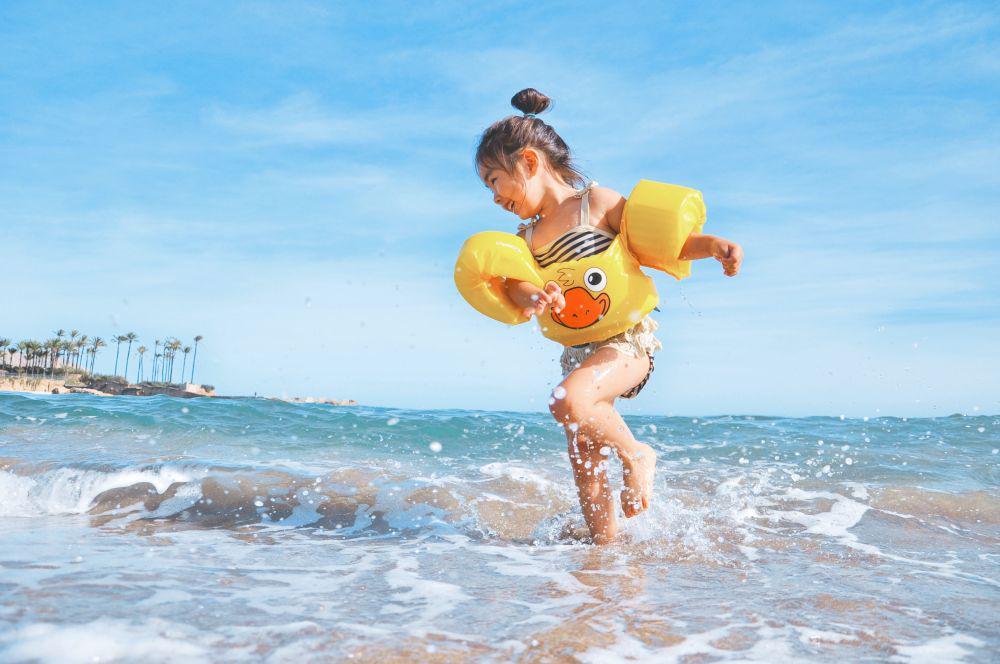 ilustrasi anak di pantai (unsplash.com/@leorivas)