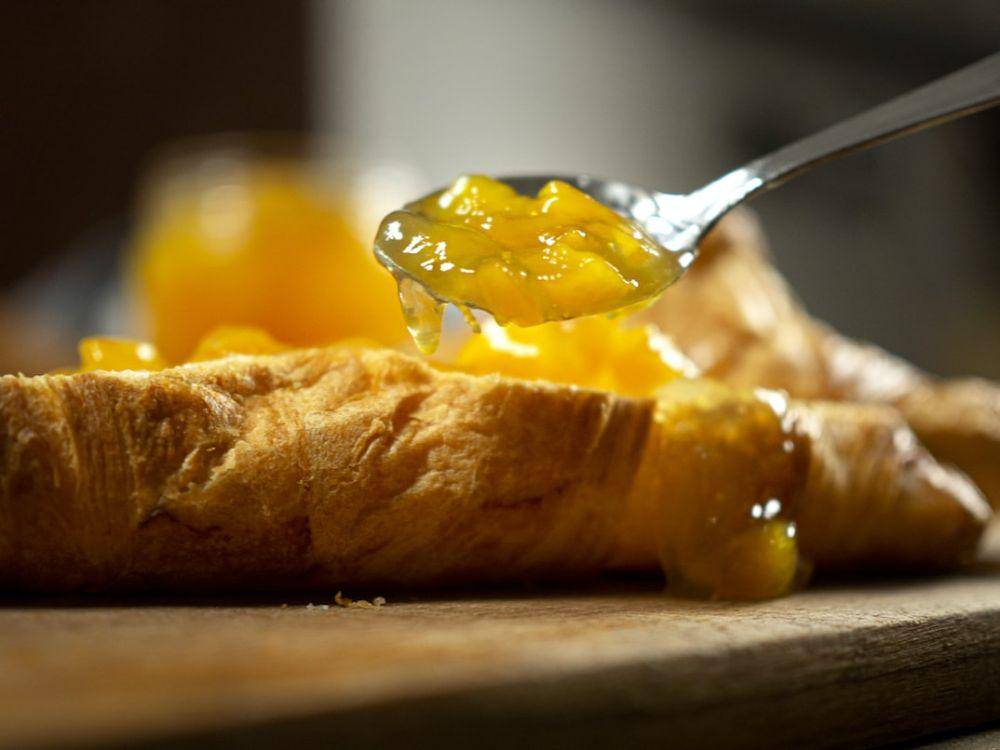 ilustrasi mengoleskan selai pada roti (unsplash.com/@mateusz_feliksik)