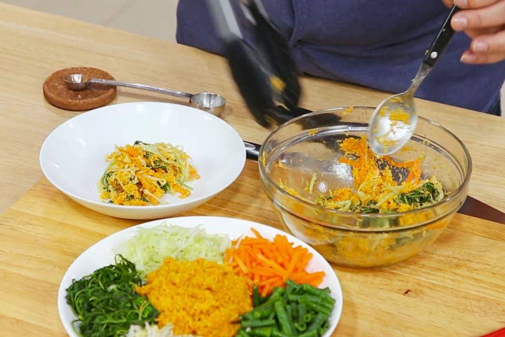 ilustrasi mencampur urap sayur (YouTube.com/Rudy dan Sahabat TV)