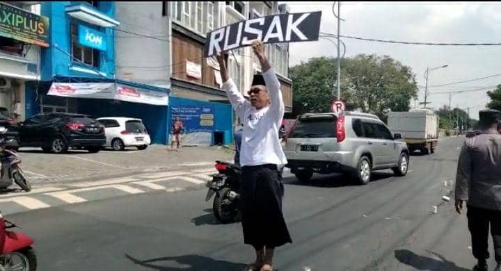 Jalan Rusak di Wiyung, Warga Surabaya Aksi Sendirian
