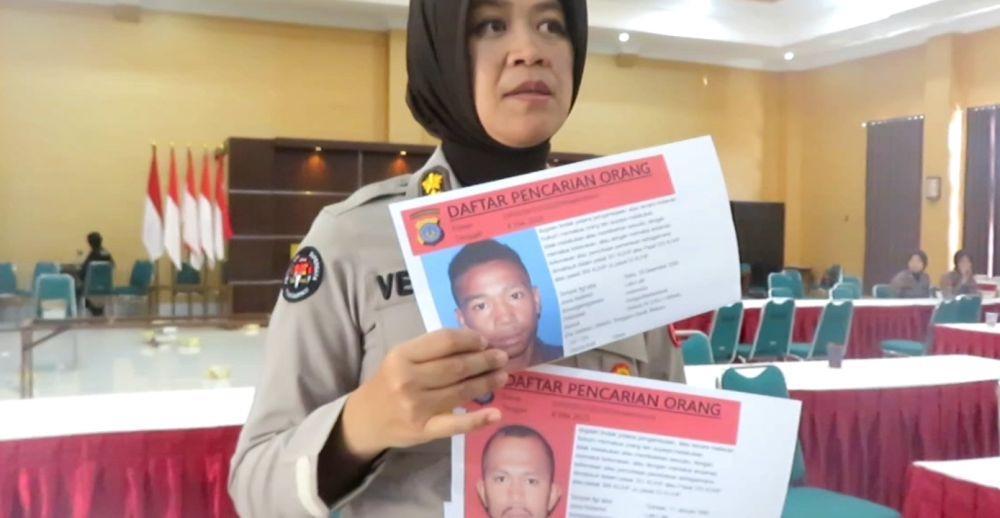 Polisi menunjukkan foto dua orang terduga pelaku percobaan perampasan motor. (Dok. Istimewa).