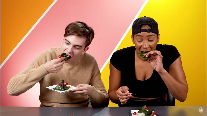 Tangkapan layar bule Amerika makan paan (youtube.com/PeopleVsFood)