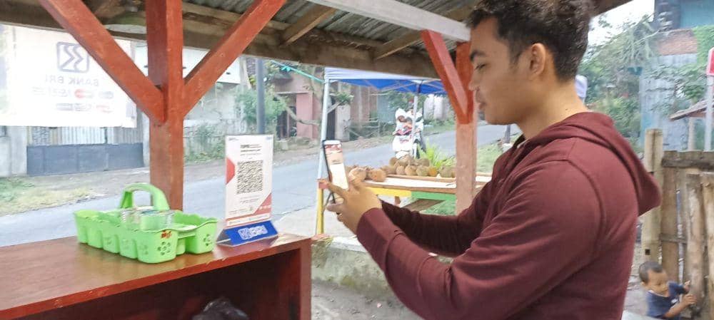 Pembayaran menggunakan QRIS di warung milik Husniati (Dok Husniati)