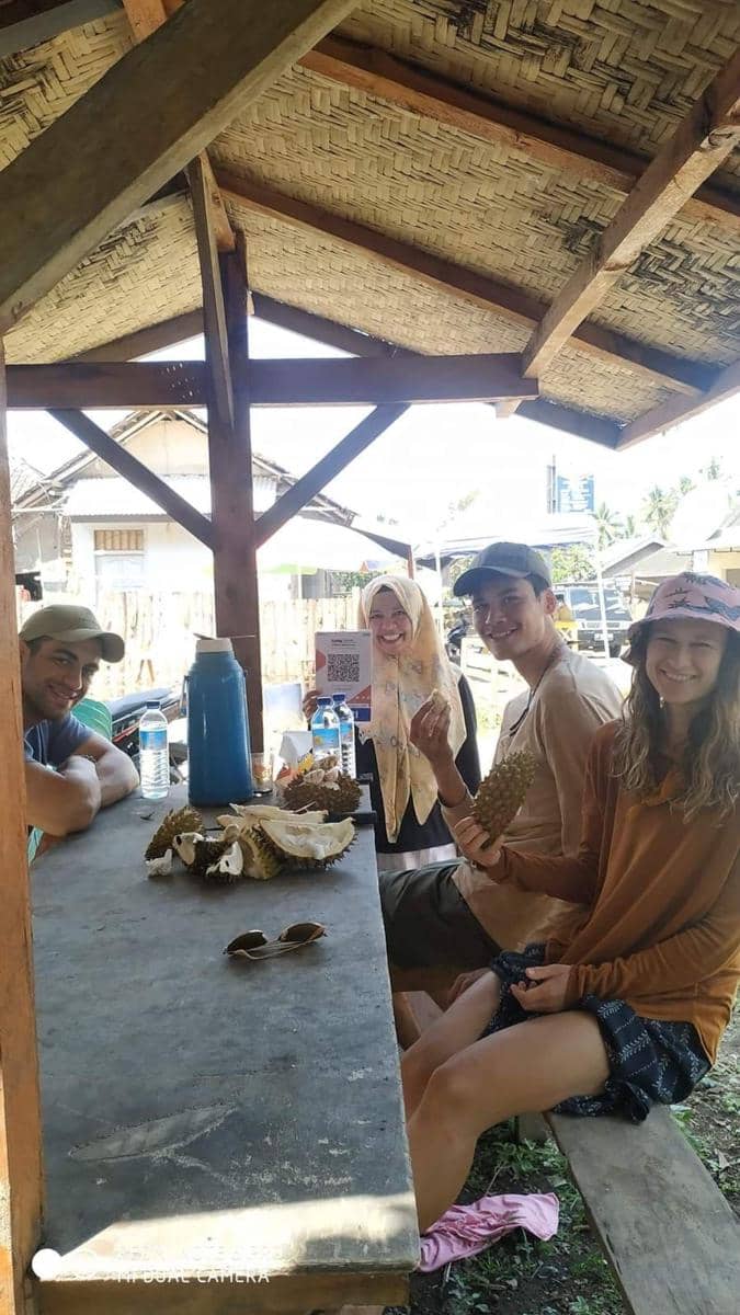 Husniati dengan wisatawan yang membeli durian di warungnya (Dok Husniati)