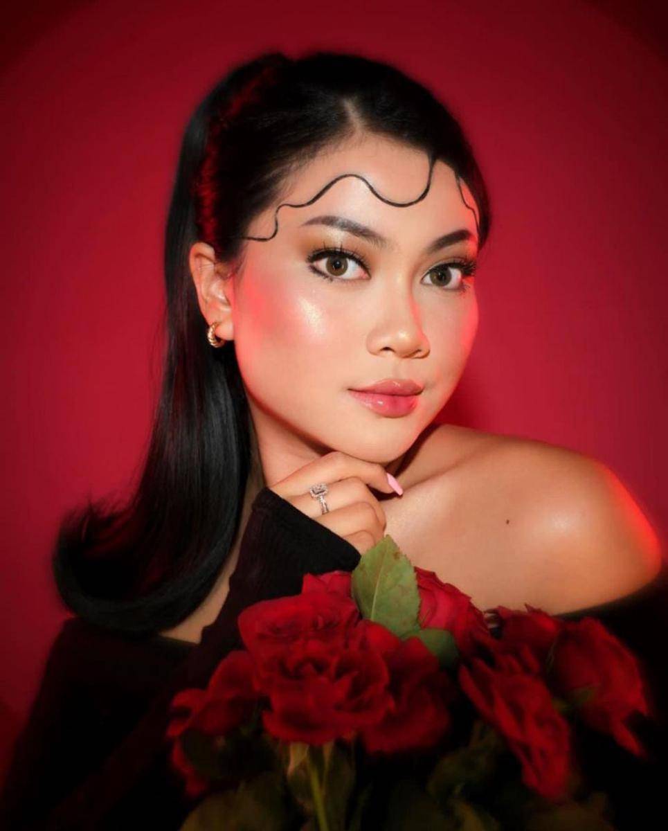 Potret dewy make up ala Hanum Mega (instagram.com/real.hanummegaa)