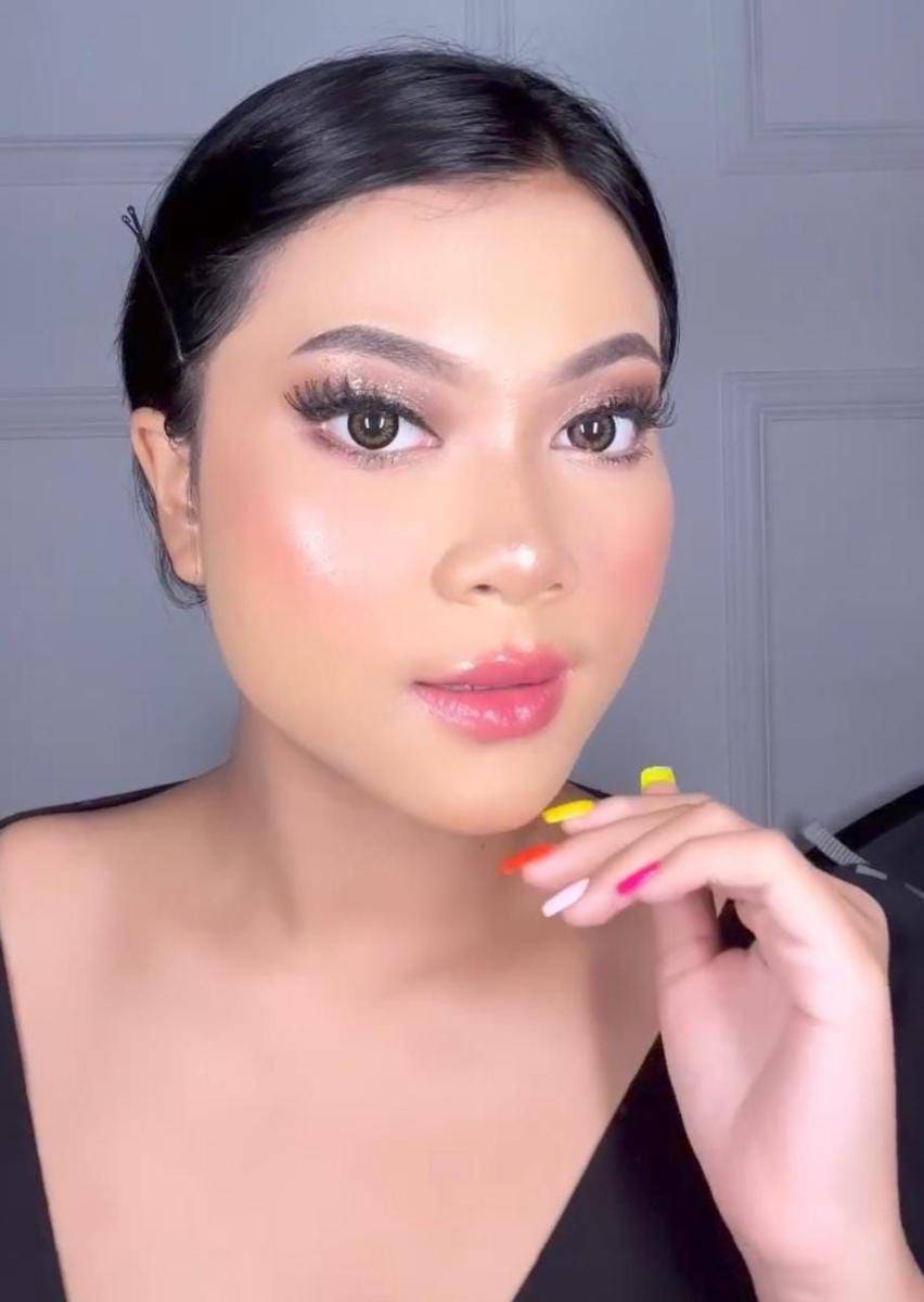 Potret dewy make up ala Hanum Mega (instagram.com/real.hanummegaa)